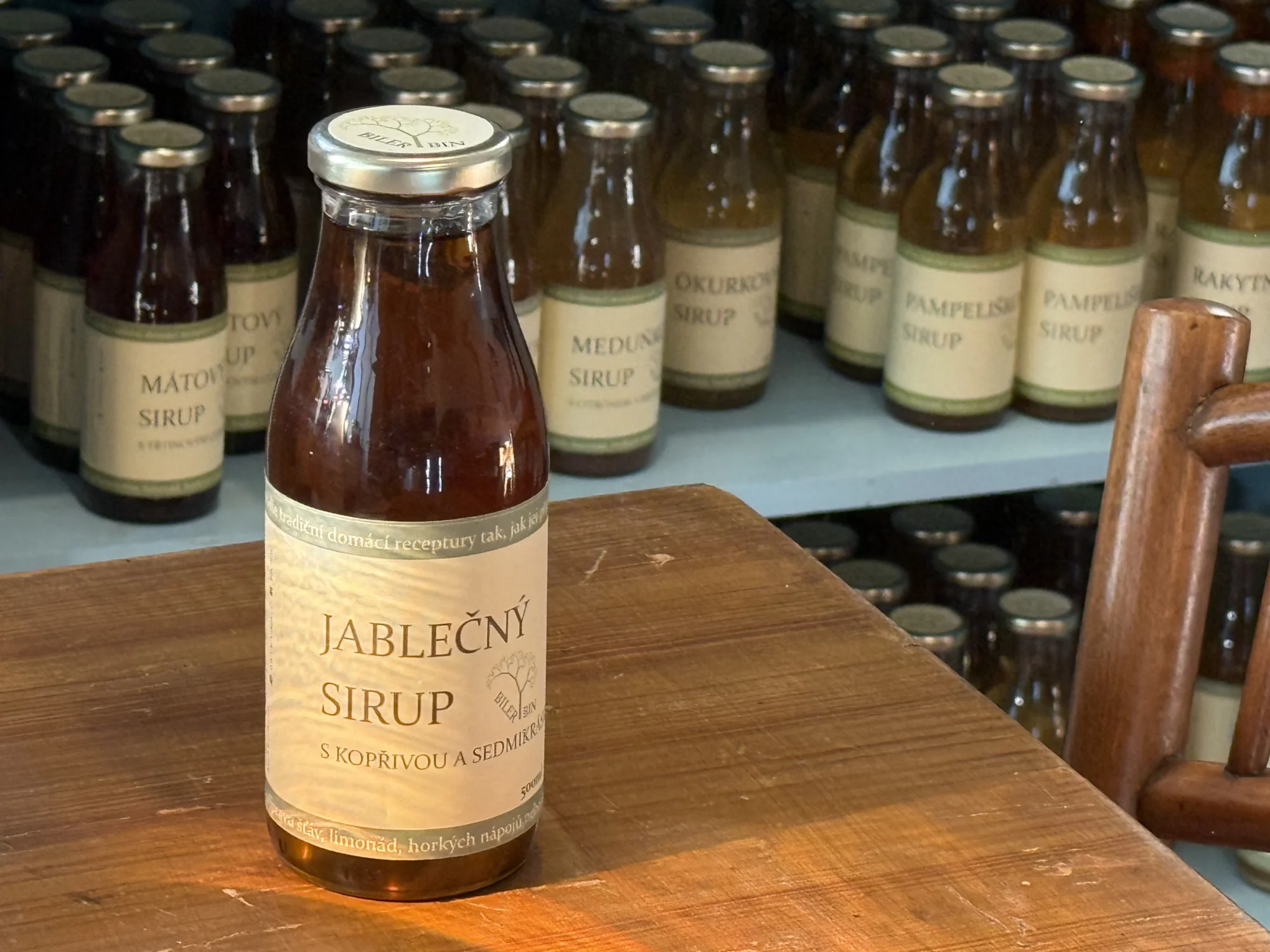Jablečný sirup s kopřivou a sedmikráskou